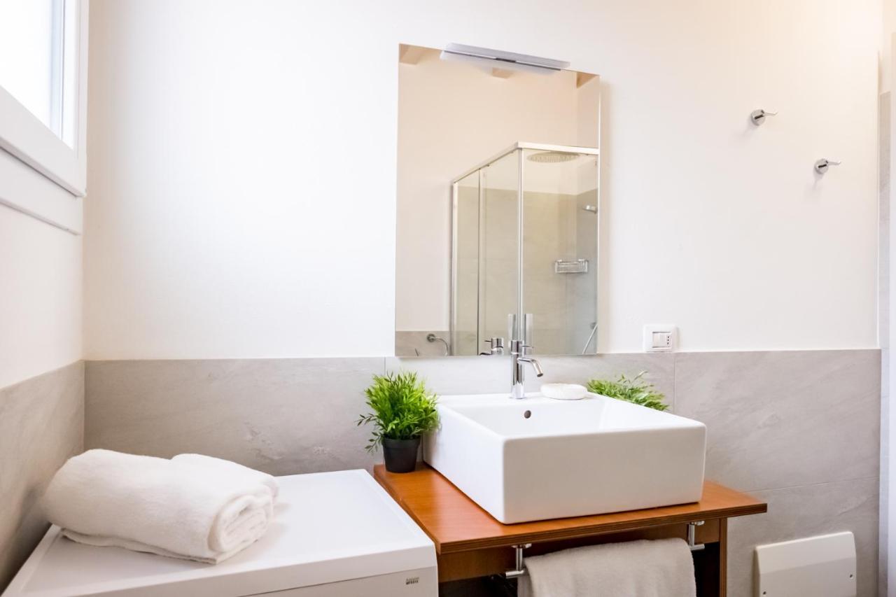 Residenza Gelsomino Apartment เดเซนซาโนเดลการ์ดา ภายนอก รูปภาพ
